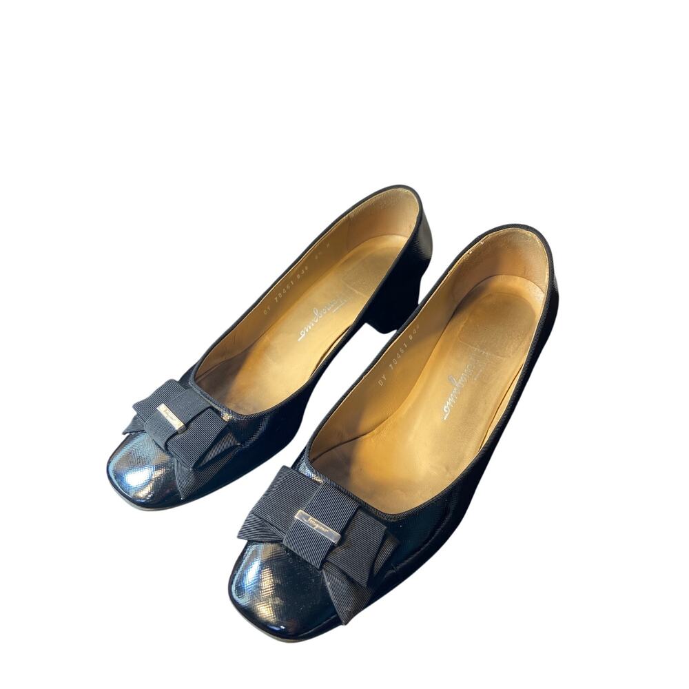 Salvatore Ferragamo patent leather Vara Pump‎
